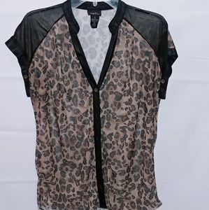Leopard print sleevless shirt
